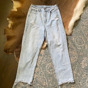 [ American Eagle ] High Rise 90’s Boyfriend Jeans || Light Wash || Size 6